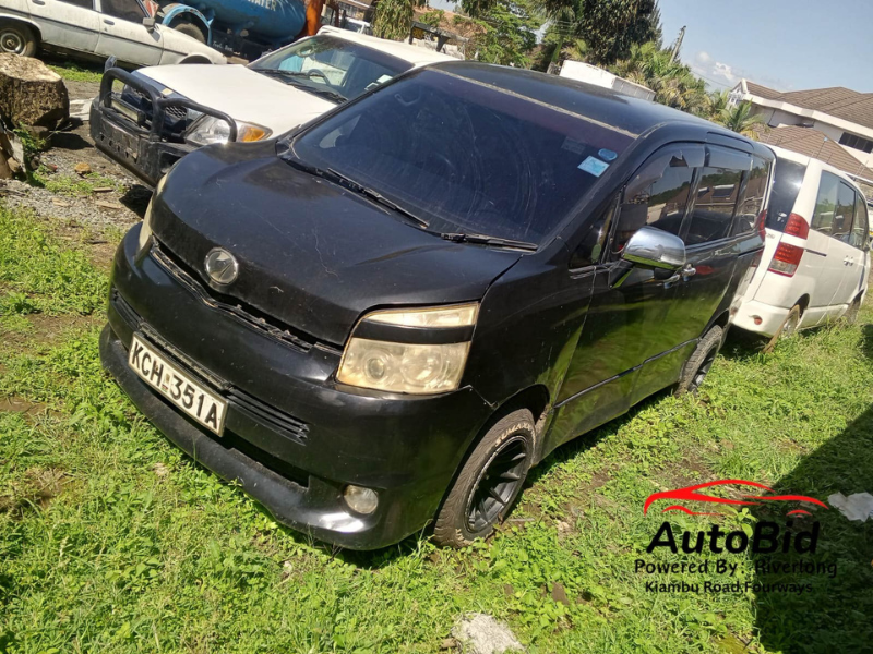 TOYOTA Voxy ZRR70W
