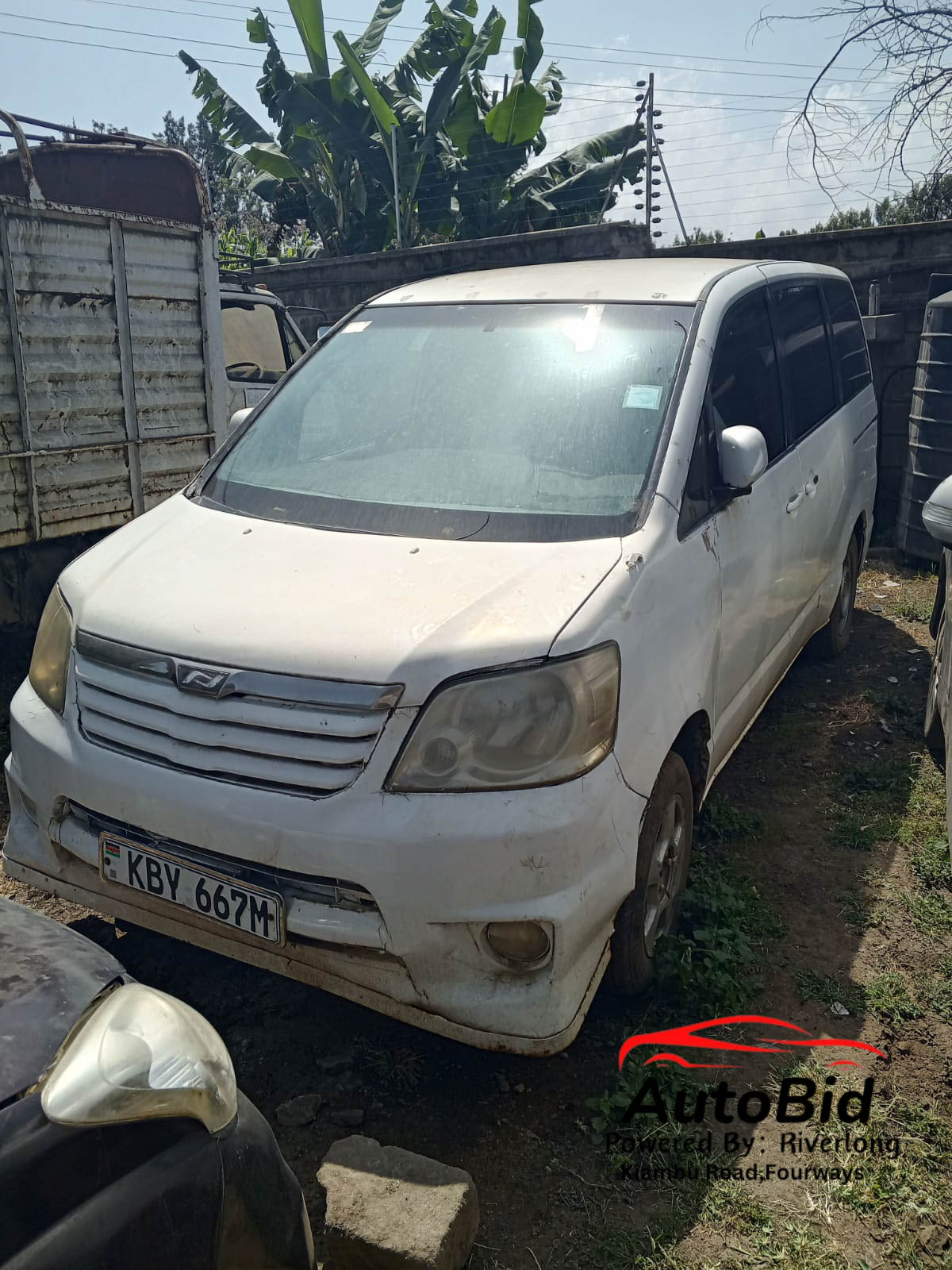 TOYOTA NOAH AZR60G